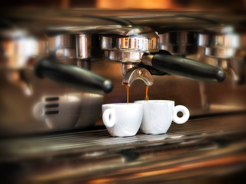 Kaffeespezialitäten: Zwei Tassen Espresso unter einer Siebträgermaschine