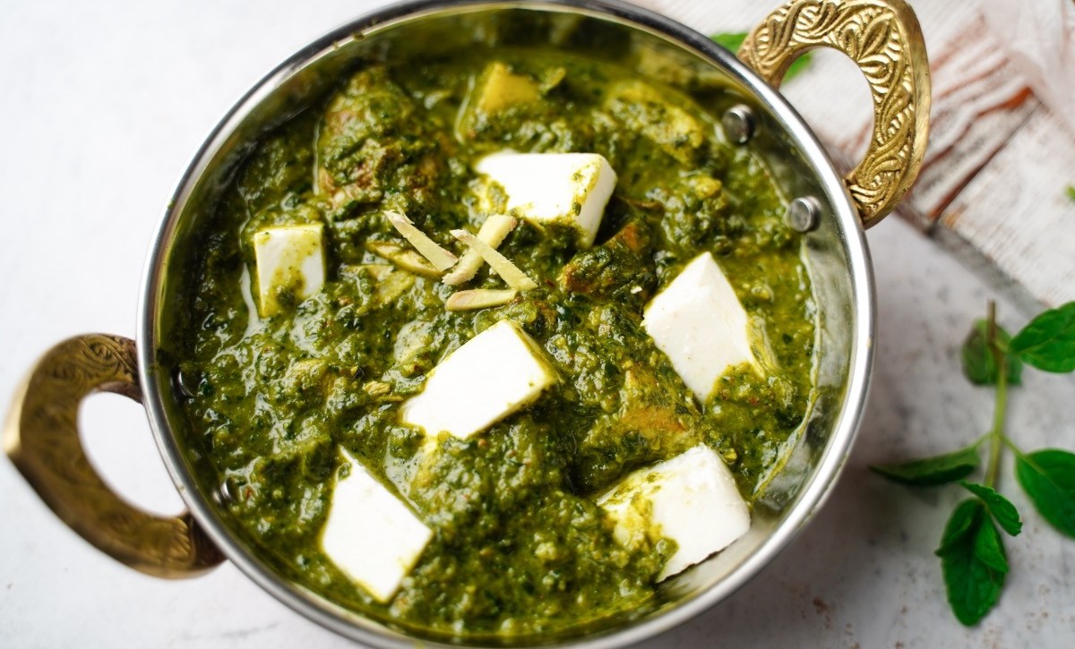 Ein Topf mit Palak Paneer, einem indischen Spinat-Curry.
