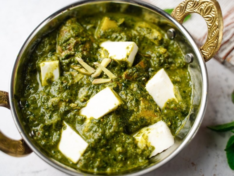 Ein Topf mit Palak Paneer, einem indischen Spinat-Curry.