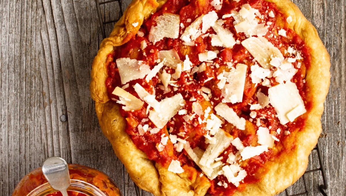 Eine Pizza Fritta Napoletana mit Parmesan von oben fotografiert.