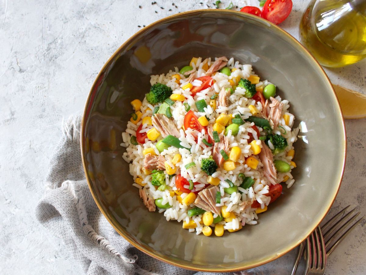 Reissalat mit Thunfisch: vielseitig, gesund, lecker