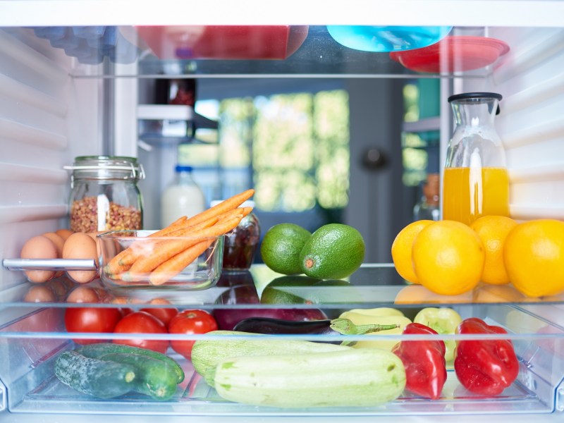 Salz im Kühlschrank: Ein mit viel Gemüse und Obst gefüllter Kühlschrank.