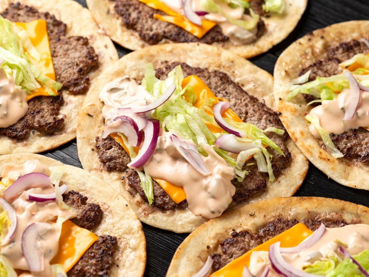 Mehrere Tacos mit gebratenem Hackfleisch, Soße und Salat