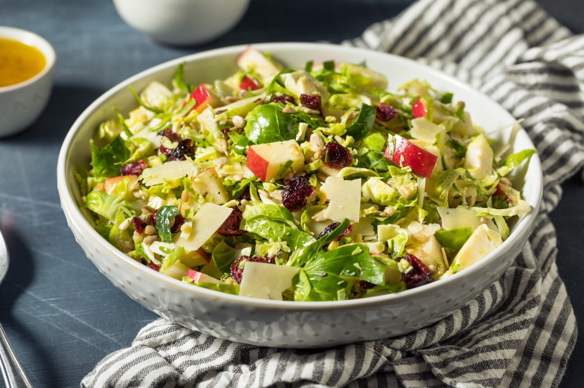 Schüssel mit Salat auf einem Tisch.