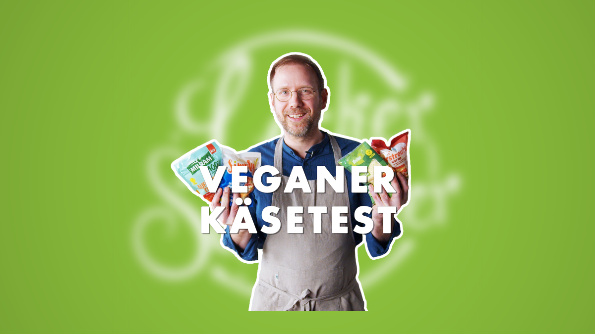 Koch hält 4 vegane Reigekäse-Tüten in den Händen, grüner Hintergrund, um Vordergrund steht 