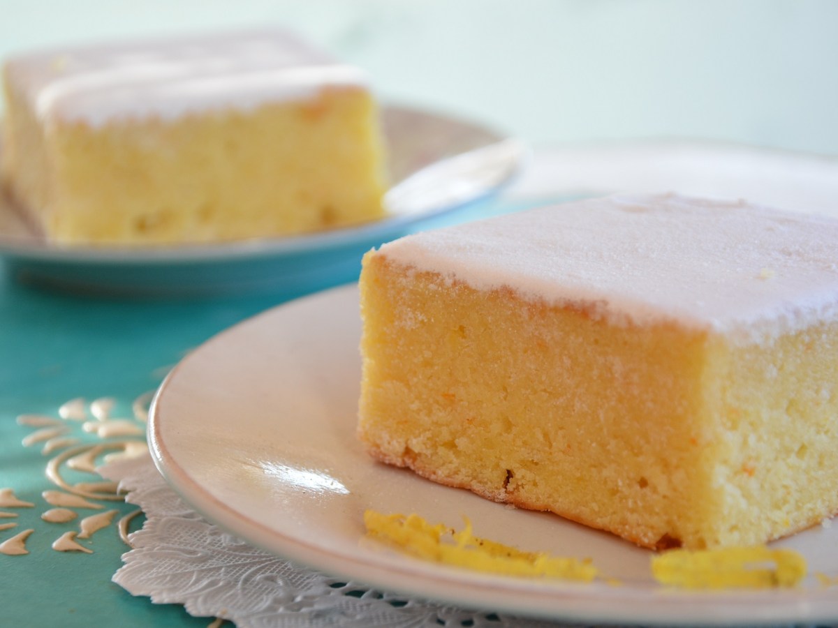 Buttermilchkuchen mit Zitrone: einfaches Rezept für extra saftigen Kuchen