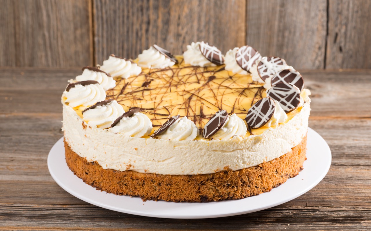 Eierlikörtorte: cremiger Kuchen mit Sahne und Likör - Leckerschmecker