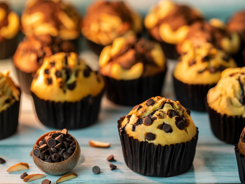 Tisch mit vielen Eierlikör-Muffins.