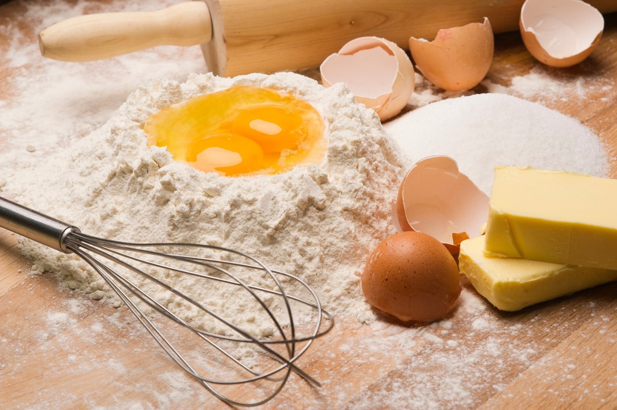 fehlende Backzusatzen ersetzen: Mehl, Eier und Schalen, Butter sowie ein Rührbesen und ein Nudelholz.