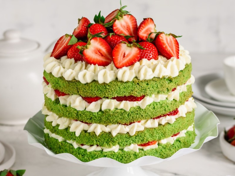 Ein Green Velvet Cake mit Mascarponecreme und frischen Erdbeeren.
