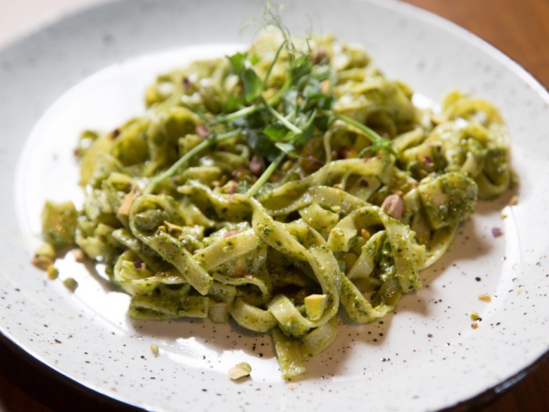 Ein Teller mit Linguine alla Frankfurter Carbonara.