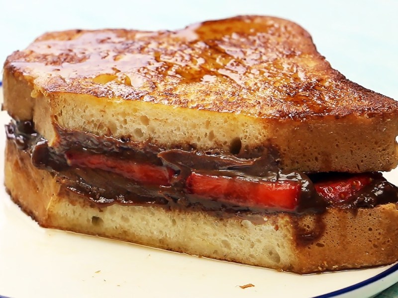 Knuspirges French Toast mit Nutella und Erdbeeren, aufgeschnitten.