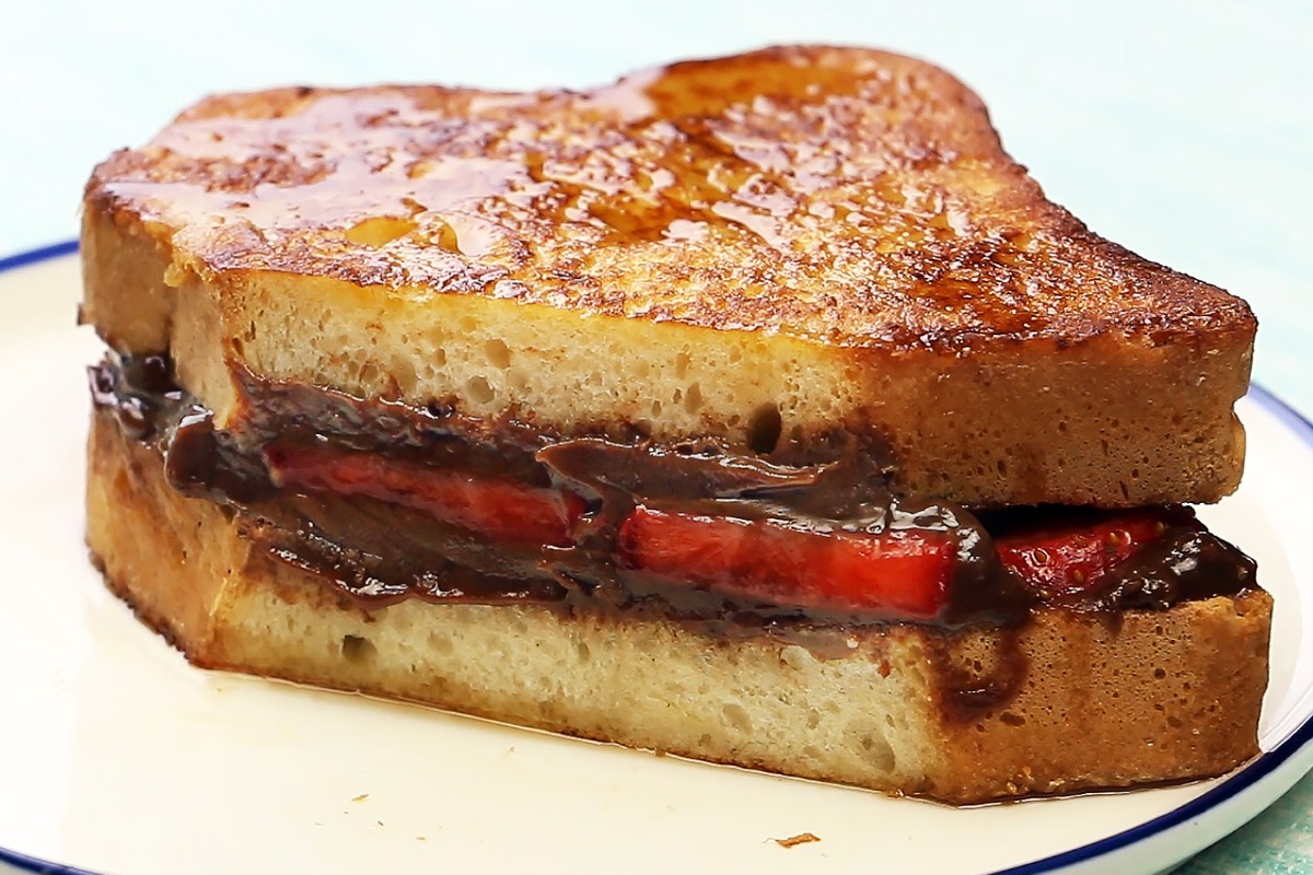 Knuspirges French Toast mit Nutella und Erdbeeren, aufgeschnitten.