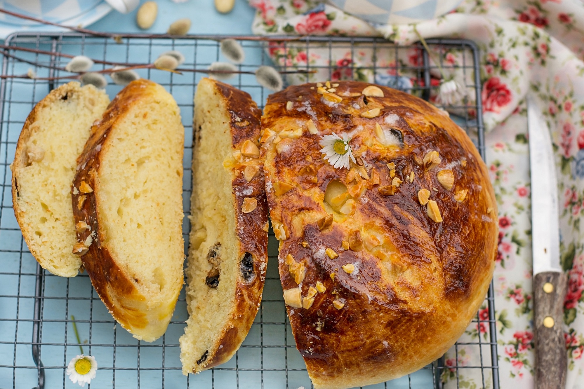 Osterbrot: traditionell mit Rosinen zum Osterfest - Leckerschmecker