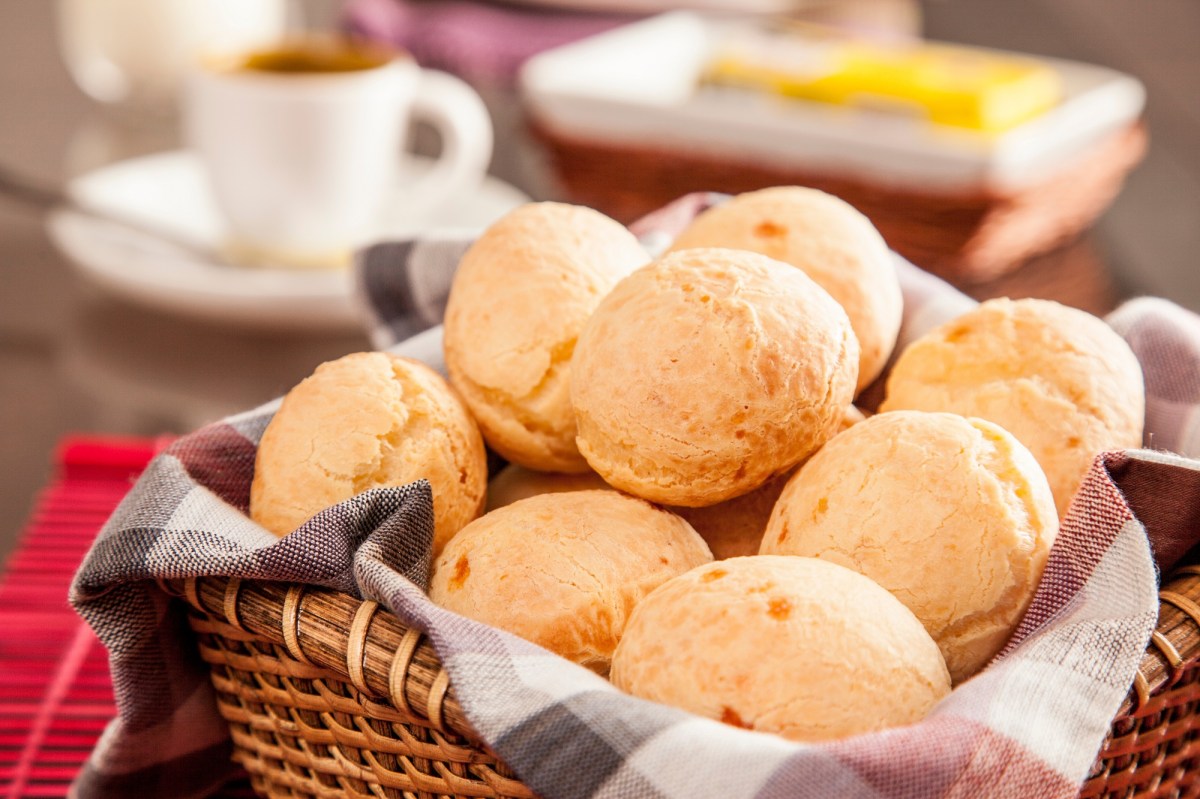 Quarkbrötchen-Rezept: mehrere kleine Brötchen in einem Korb, de mit einem Geschirrtuch ausgelegt ist.