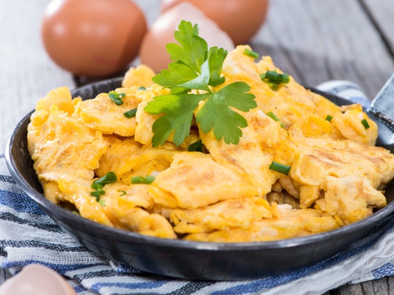 Eier zum Frühstück: Dieses Rührei mit Haferflocken ist lecker cremig