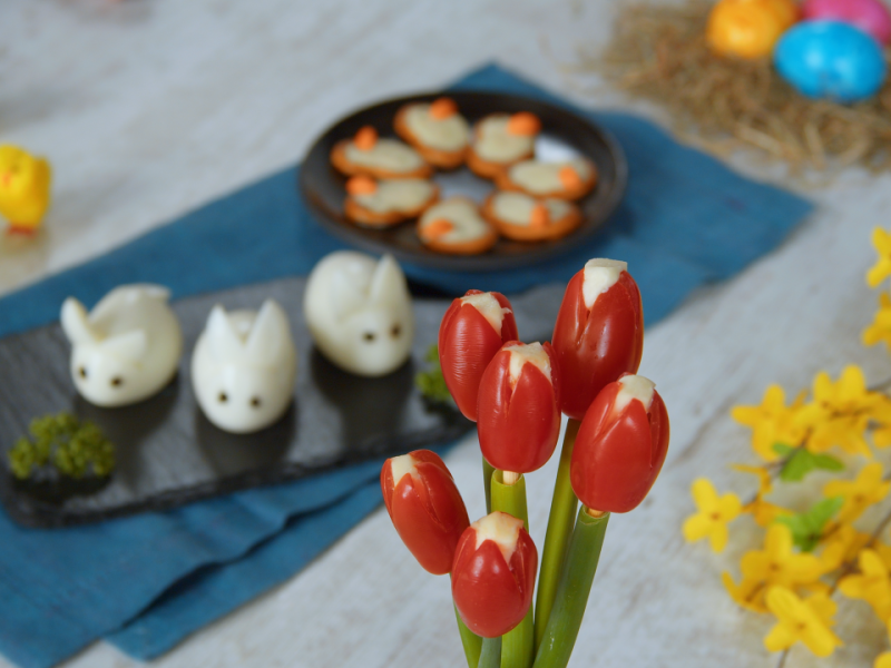 Tomaten-Tulpen im Vordergrund. Im Hintergrund stehen weitere Ostersnacks.