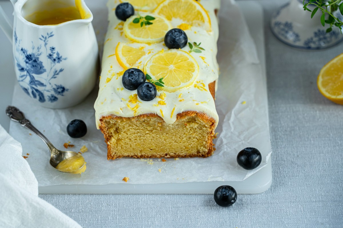 Brett mit Zitronen-Schmand-Kuchen mit Blaubeeren