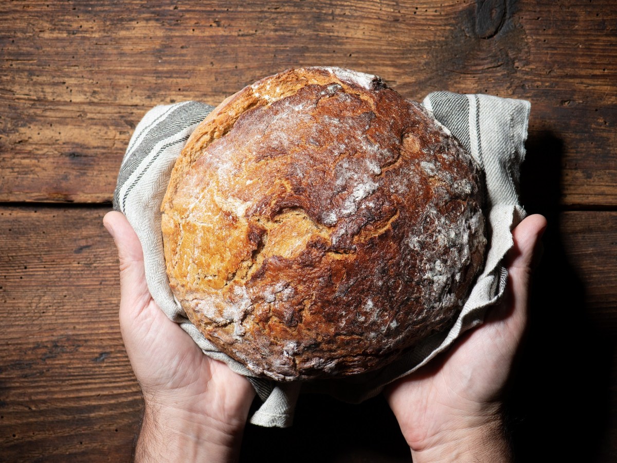 Altes Brot aufbacken: Mit diesen Tricks wird es wieder frisch und knusprig