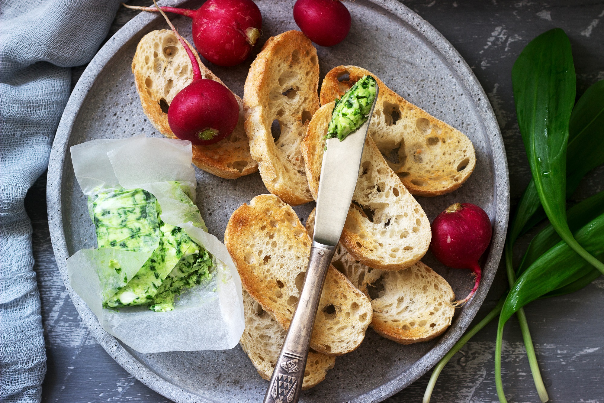 Bärlauchbutter: Rezept für frische Frühlingsküche - Leckerschmecker
