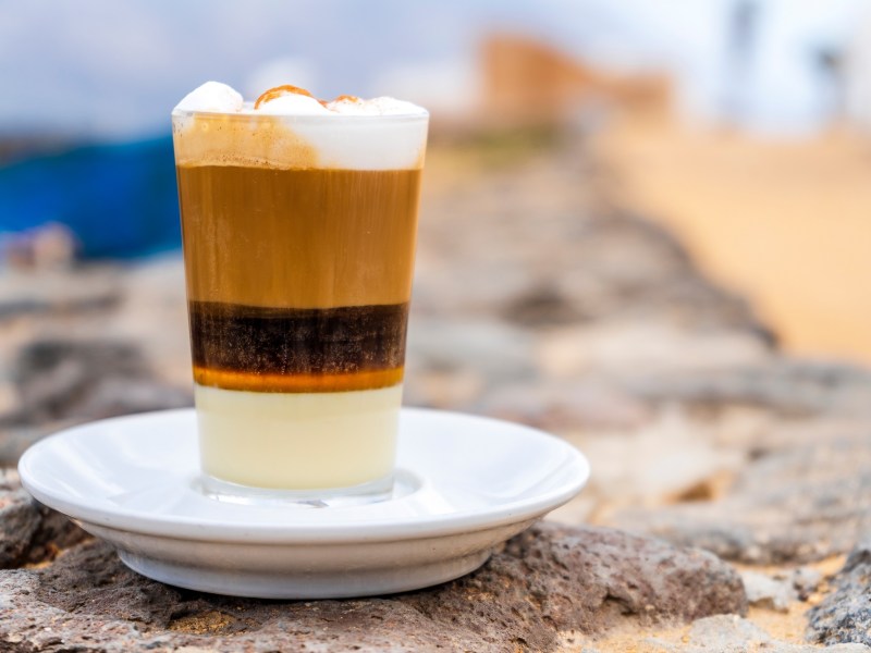 Die spanische Kaffeespezialität mit Likör im Glas.