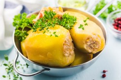 Batata Mahshieh, gefüllte Kartoffeln mit Hackfleisch, in einer Schüssel, bestreut mit Petersilie.