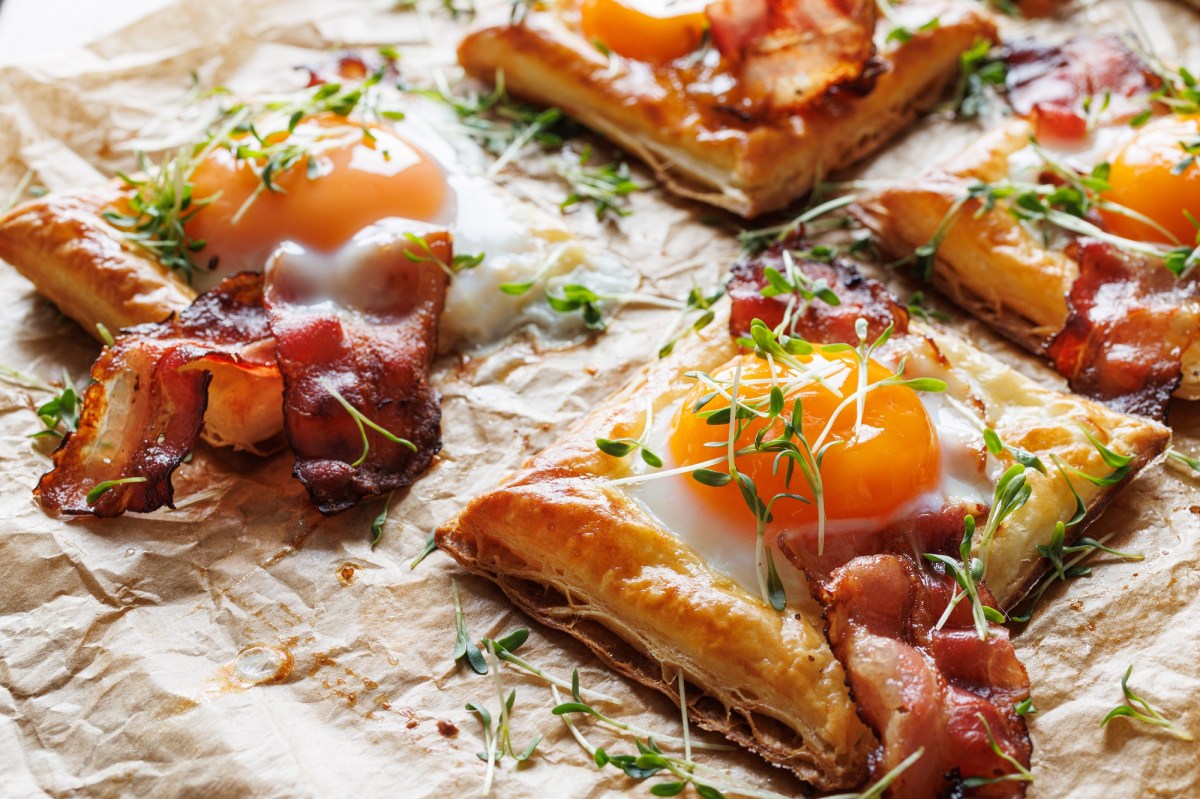 In Stücke geschnittene Blätterteig-Tarte mit Ei und Schinken.