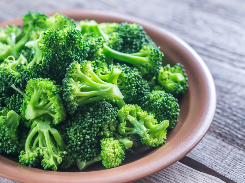 Brokkoli roh essen: eine Schüssel mit Brokkoliröschen.