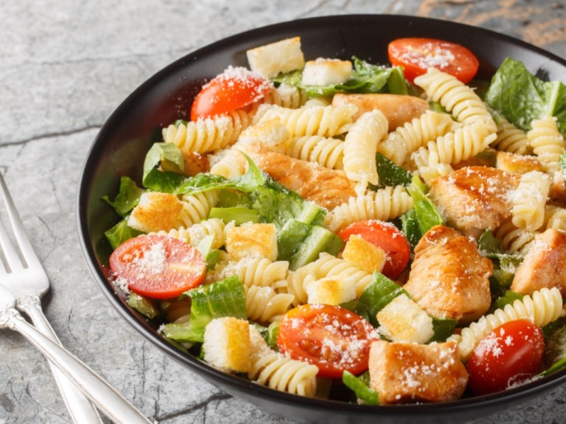 Nudelsalat mal anders: Caesar-Pasta-Salat
