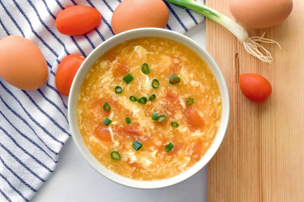 Eine Egg-Drop-Suppe mit Frühlingszwiebeln garniert.