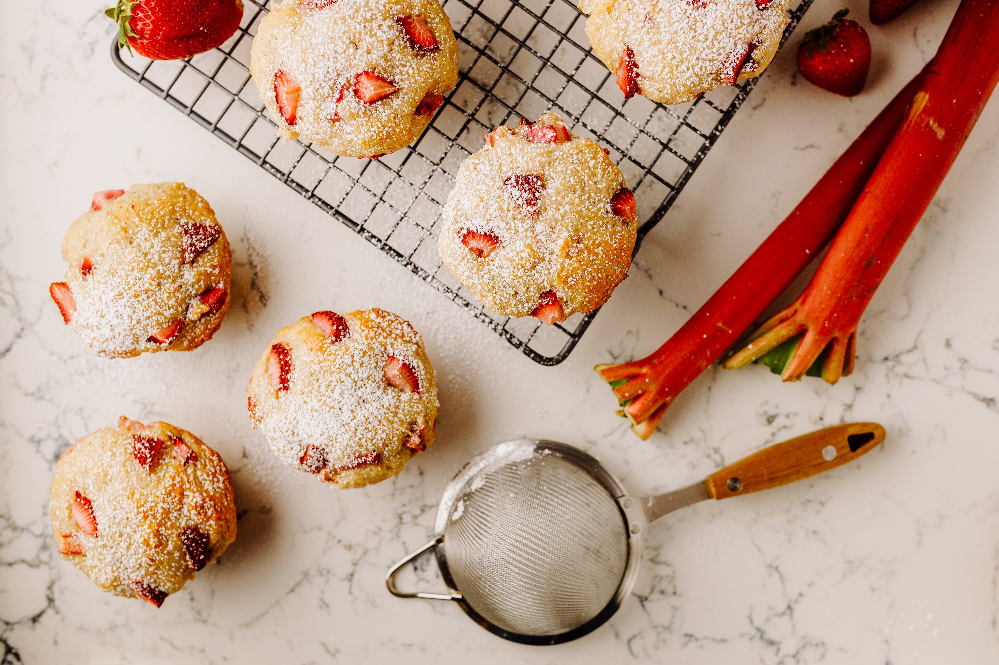 Erdbeer-Rhabarber-Muffins: fruchtiger Genuss - Leckerschmecker