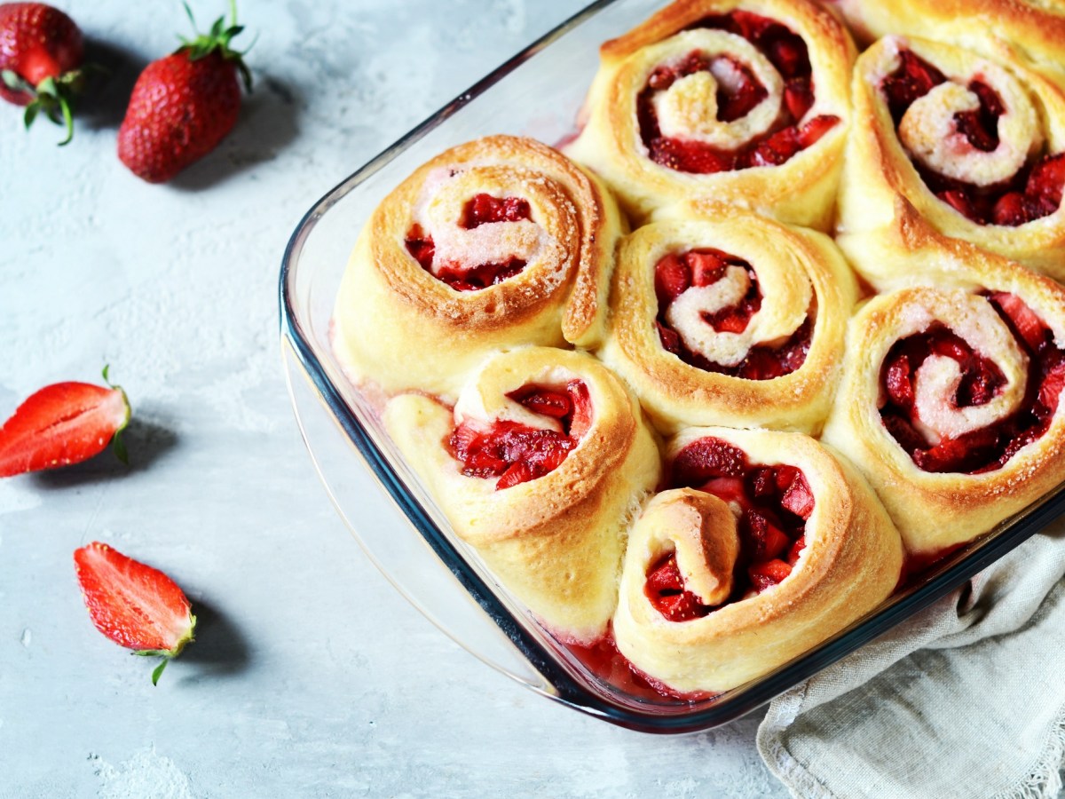 Kleine Frühlings-Kuchen: Probiere diese fruchtigen Erdbeer-Zimtschnecken