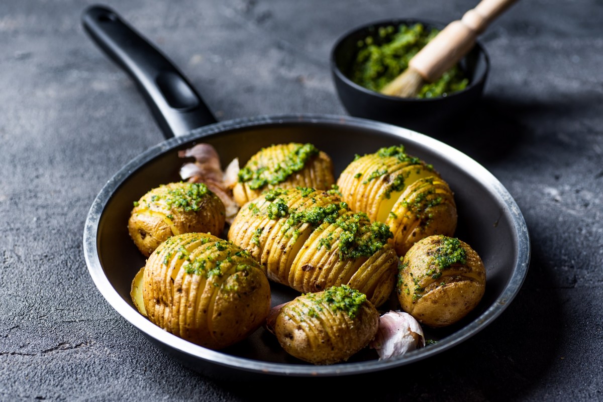 Fächerkartoffeln mit Bärlauch, angerichtet in einer Pfanne.