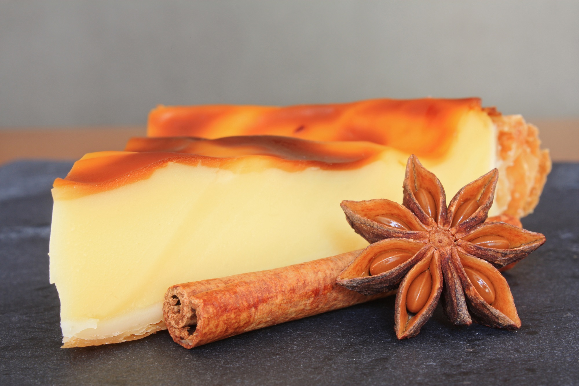 Flan pâtissier: französischer Puddingkuchen mit Vanilleschote ...