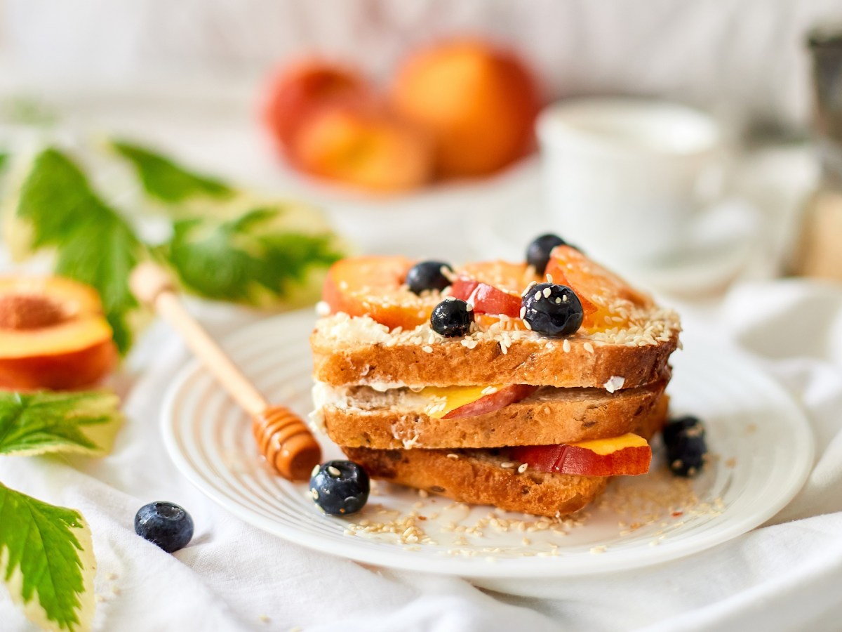 French Toasts mit gebratenen Pfirsichen und brauner Butter: leichtes Rezept fürs Frühstück