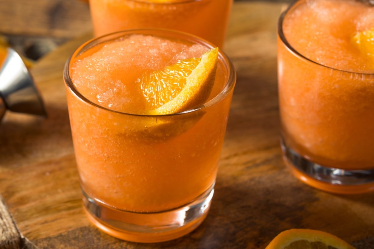 3 Gläser Frozen Aperol Spritz mit Orangenscheiben als Deko.