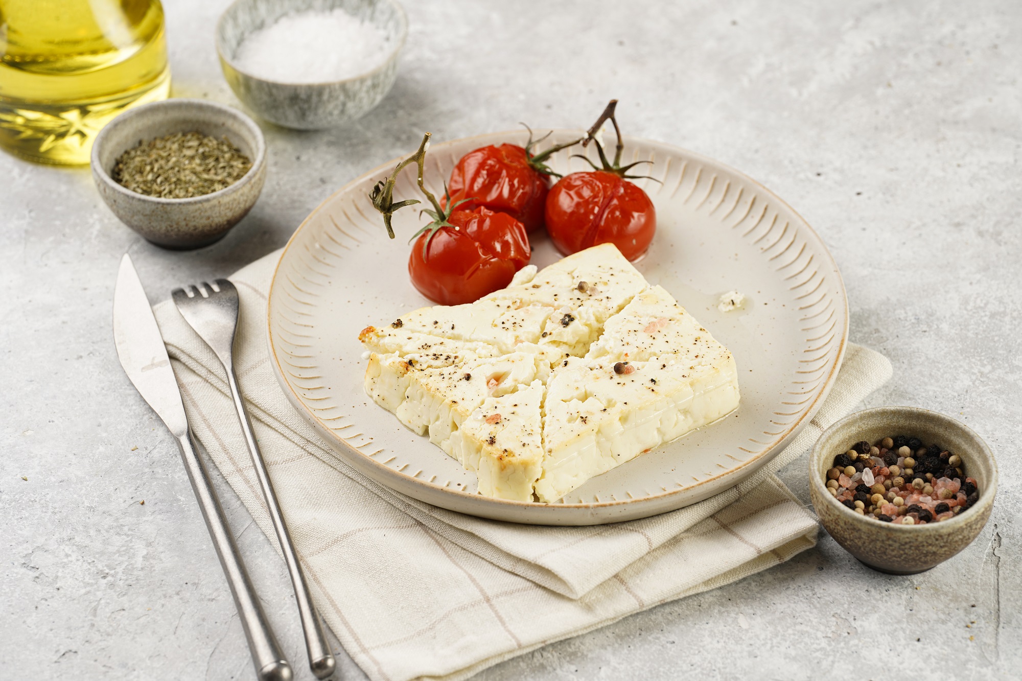 Gebackener Schafskäse mit Tomaten &amp; Knoblauch: Blitzrezept ...