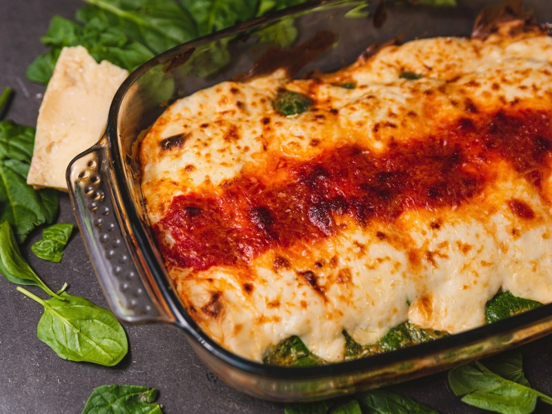 Gefüllte Manicotti mit Käse überbacken in einer Auflaufform.