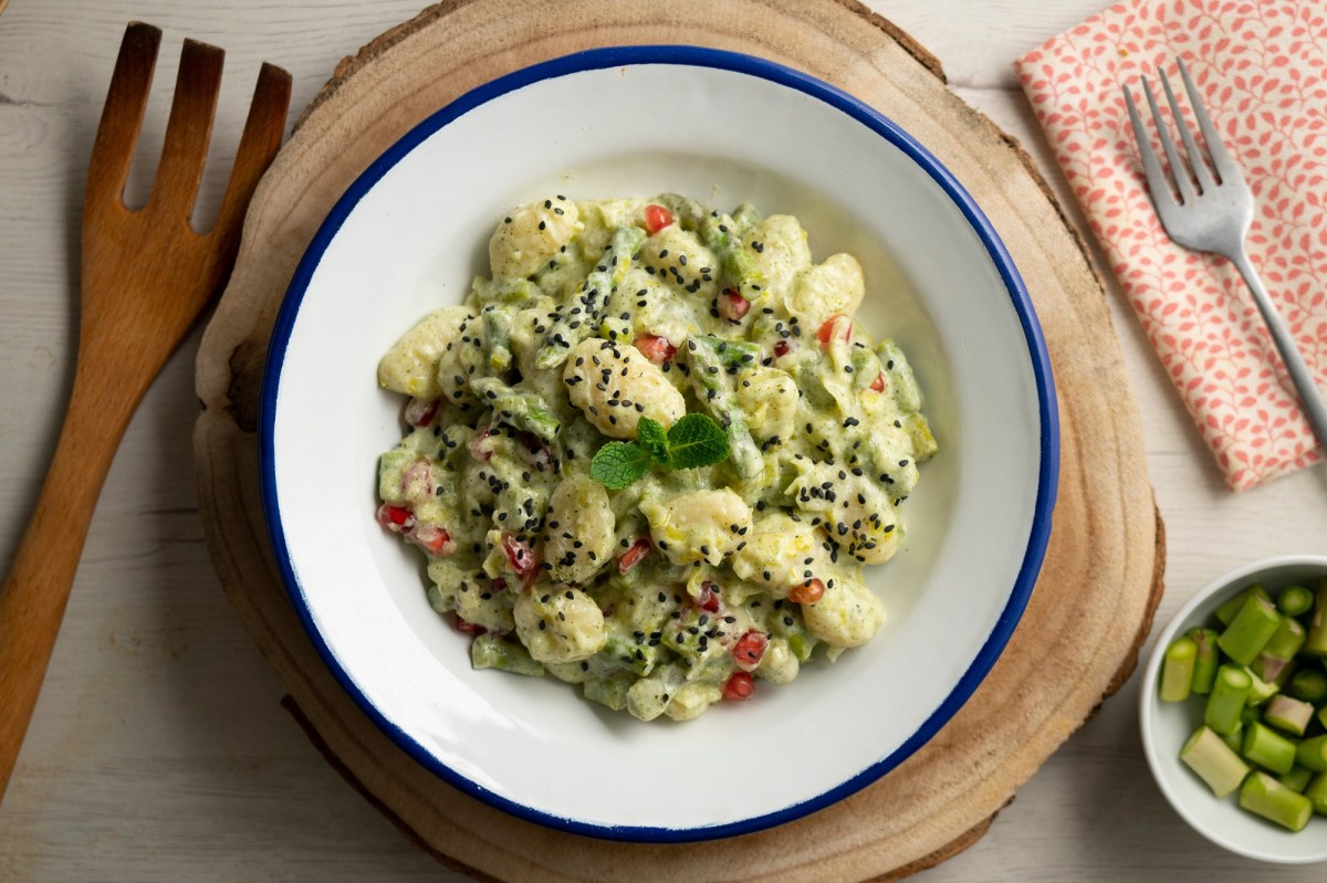 Ein Teller Gnocchi mit Spargel und Frischkäse.