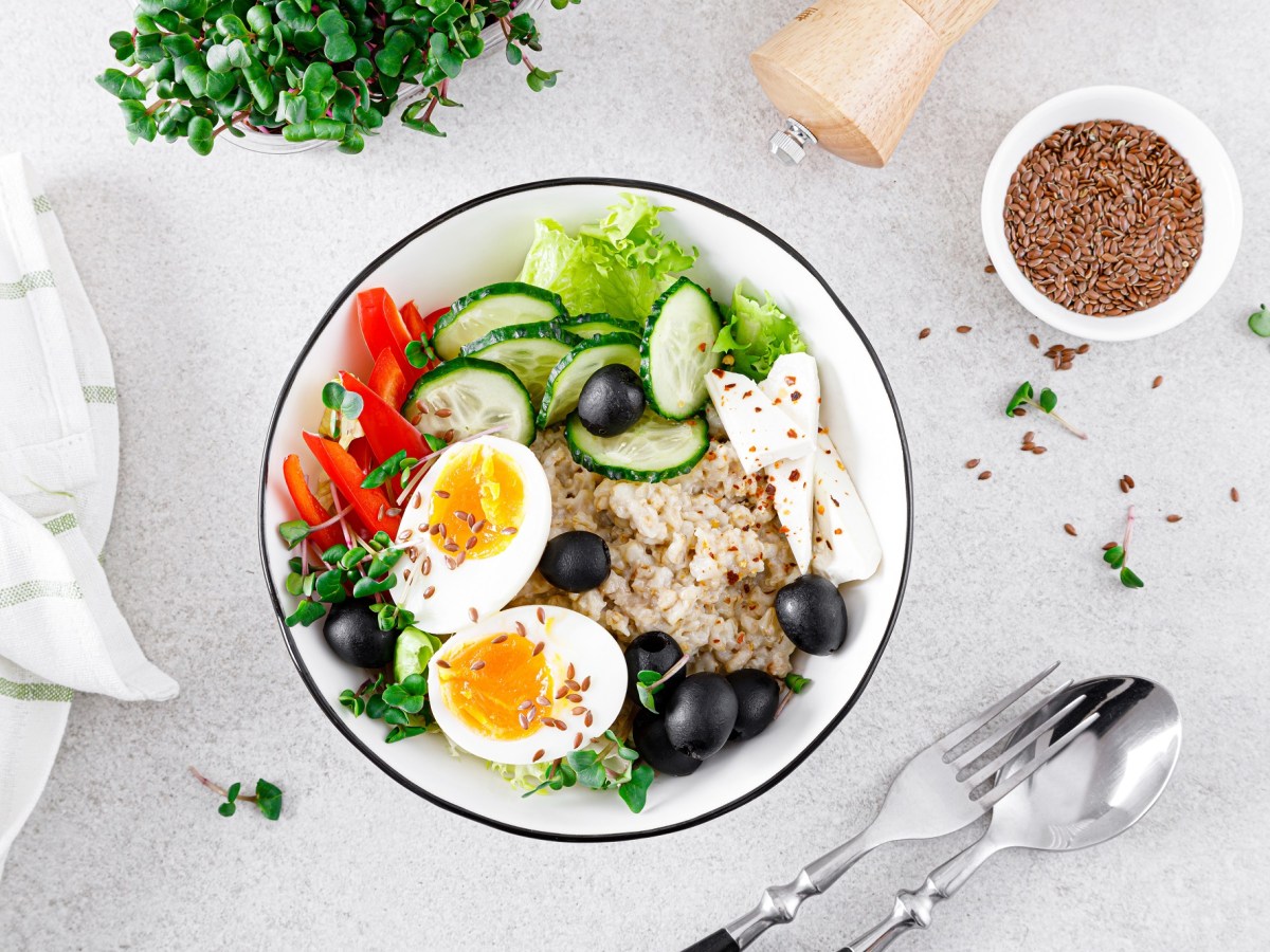 Haferflocken-Bowl mit Feta und Ei: Das etwas andere Frühstück
