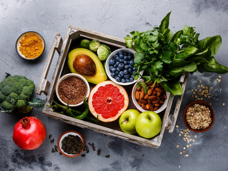 Heimische Superfoods und herkömmliche in einer Holzkiste.