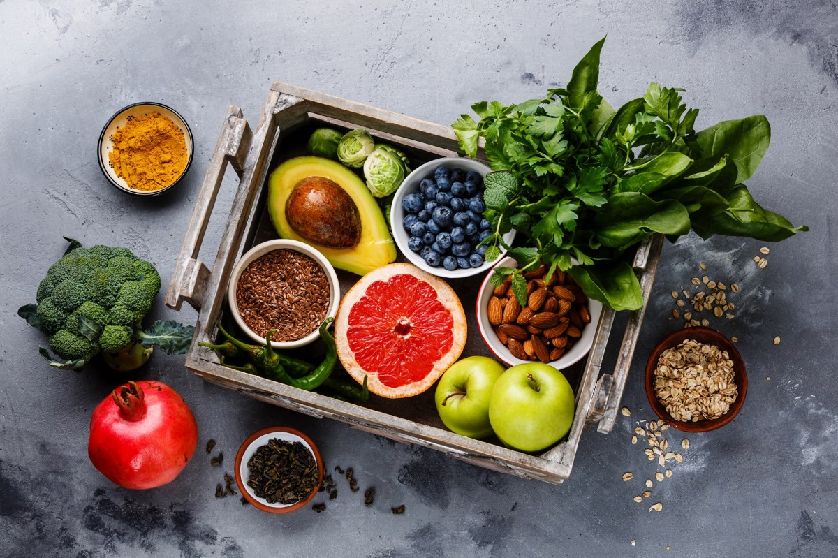 Heimische Superfoods und herkömmliche in einer Holzkiste.