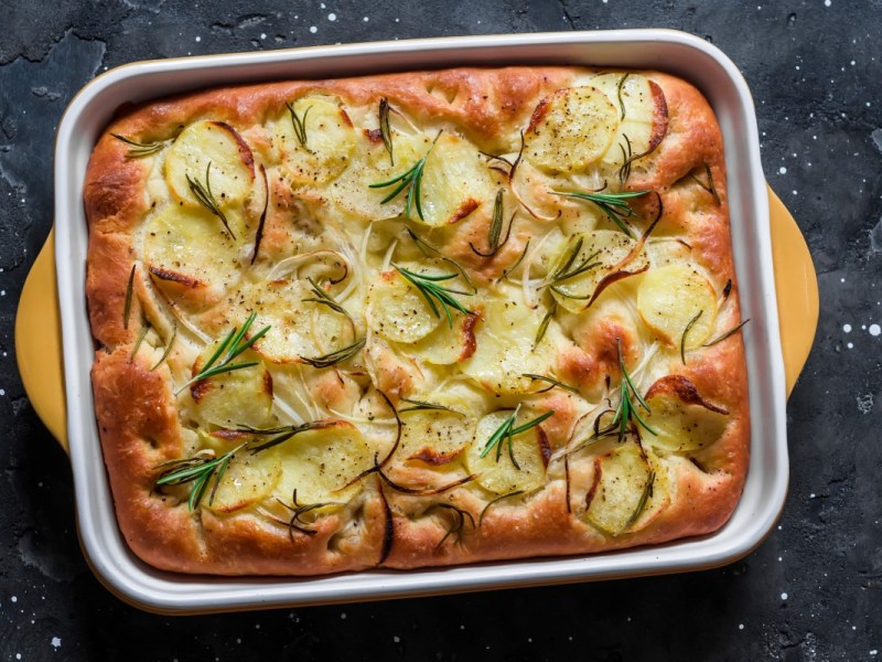 Eine Kartoffel-Focaccia in einer Auflaufform in der Draufsicht.