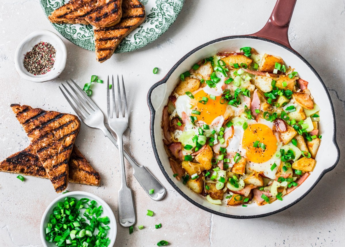 Eine Pfanne gefüllt mit Kartoffelpfanne mit Spiegelei.