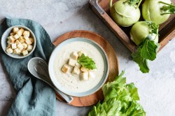 Ein Teller Kohlrabi-Cremesuppe.