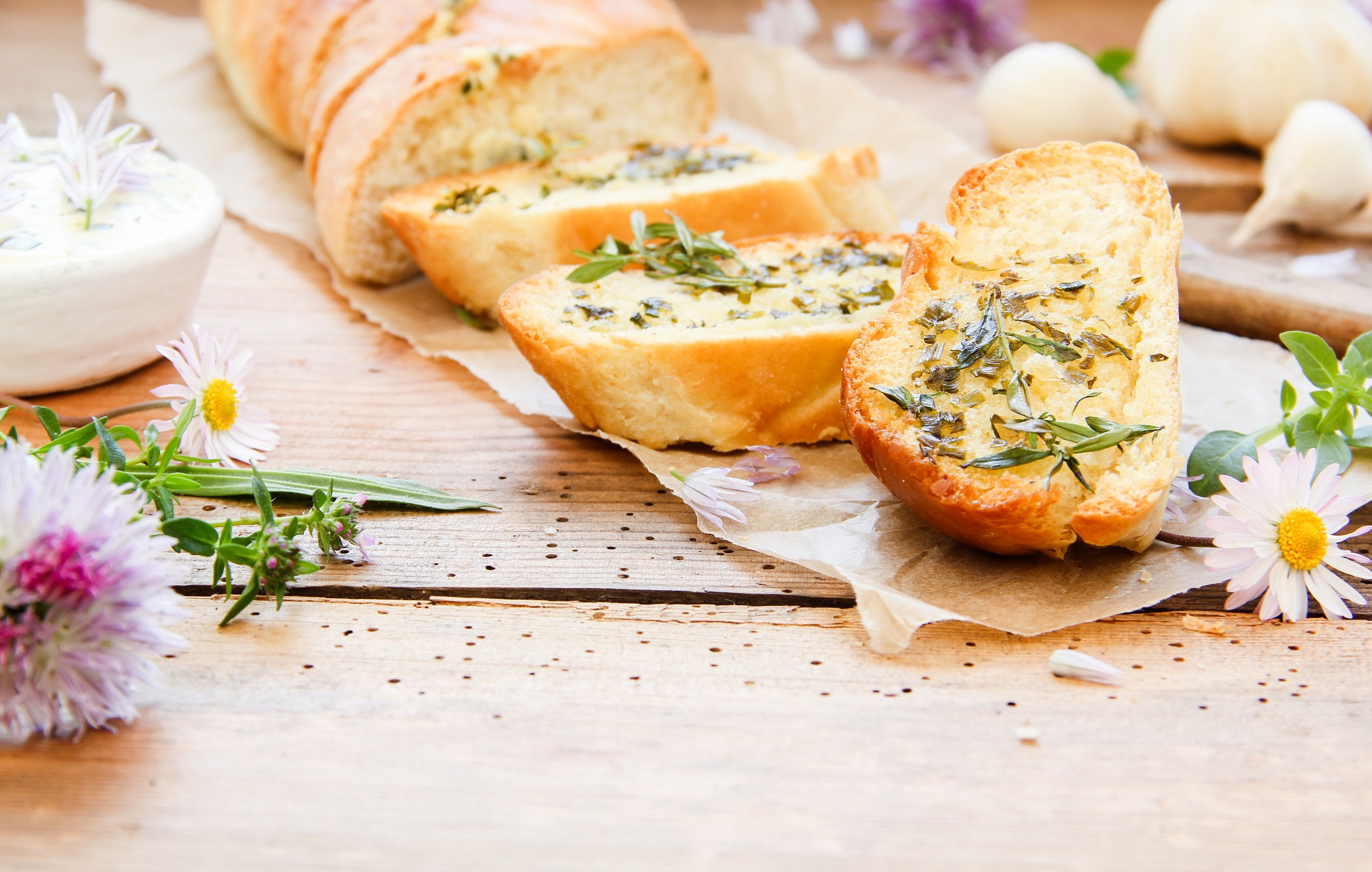 Kräuterbaguette selber machen: einfaches Rezept fürs Grillen ...