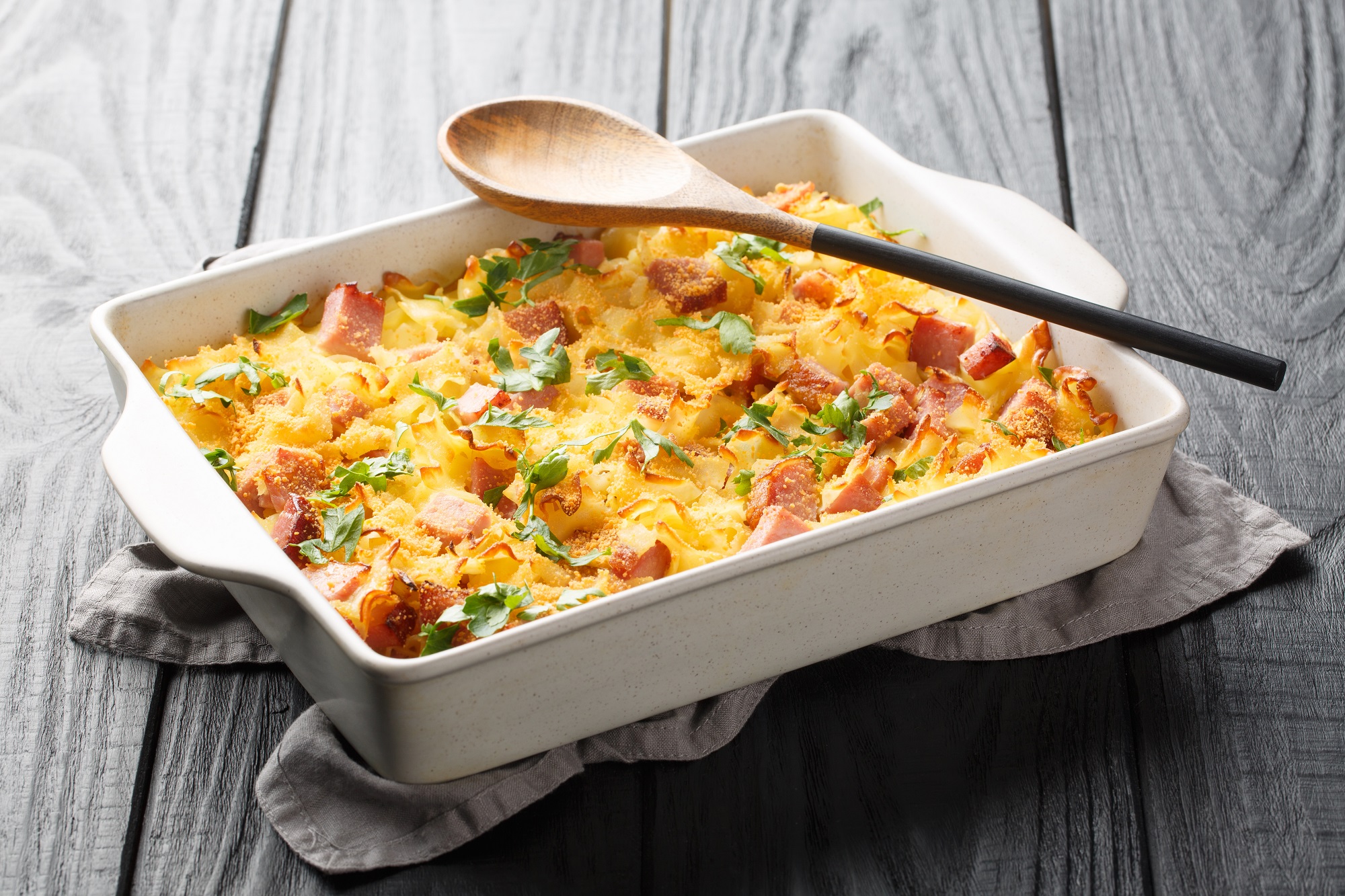 Nudelauflauf mit Frischkäsesoße und Würstchen: Familienrezept ...