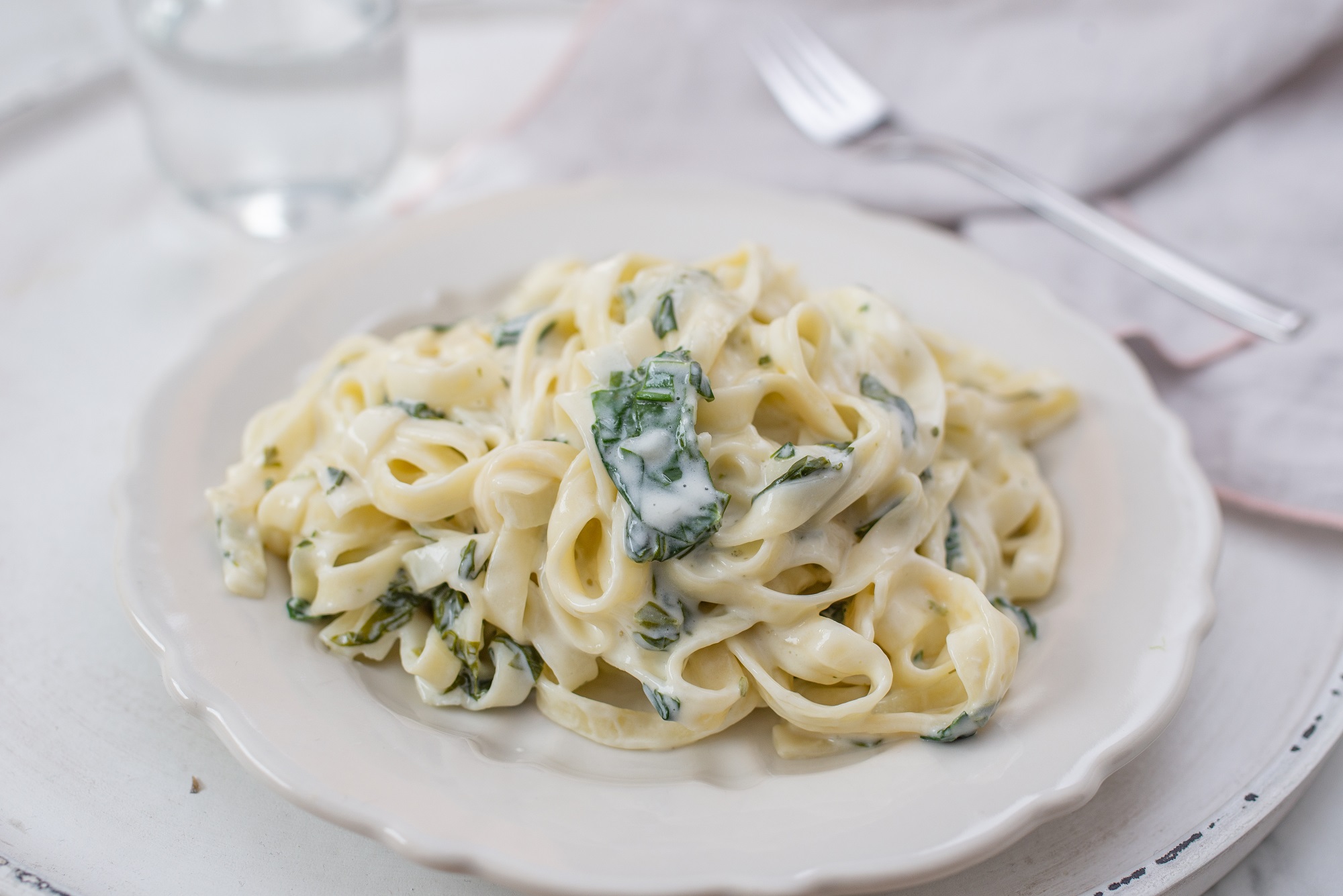 Nudeln mit Bärlauch-Sahne-Soße: So schmeckt der Frühling! - Leckerschmecker