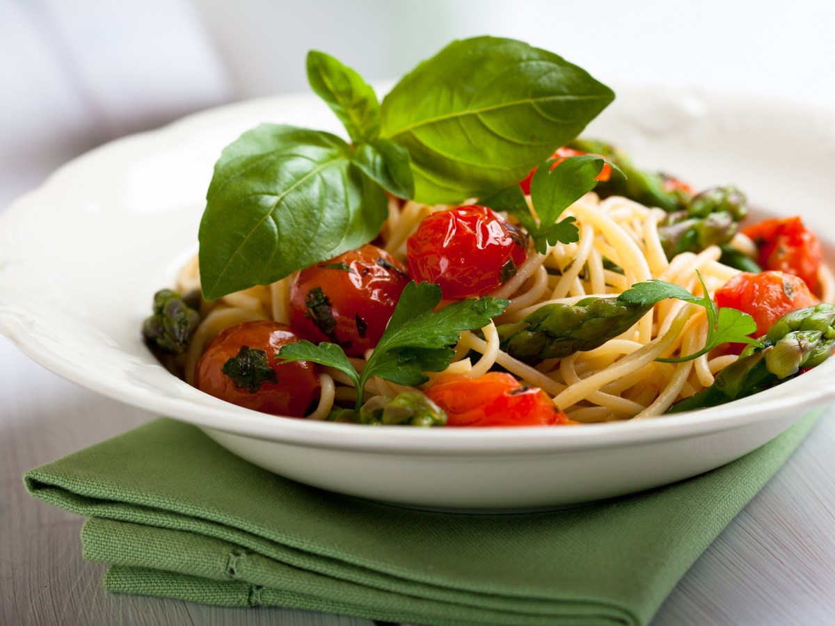 Schnelles Nudelgericht: Spaghetti mit geschmolzenen Tomaten und grünem Spargel