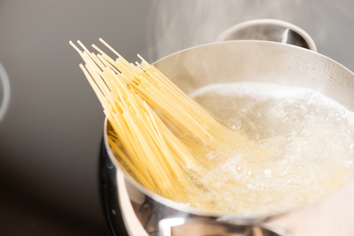 Nudelwasser verwenden: Ein Topf, in dem Spaghetti kochen.